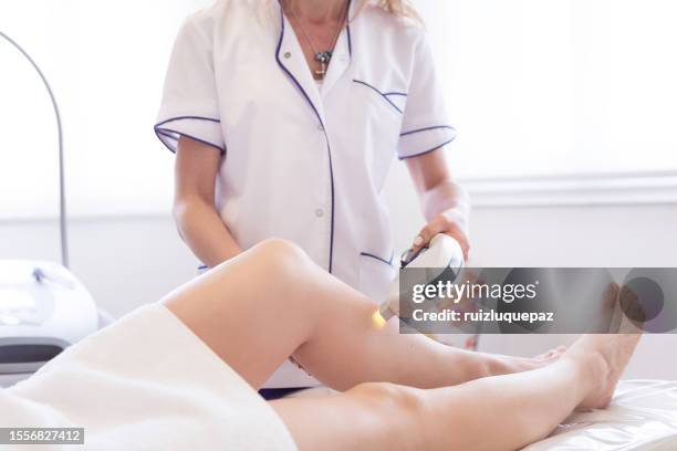 leg laser hair removal process - hairy body 個照片及圖片檔