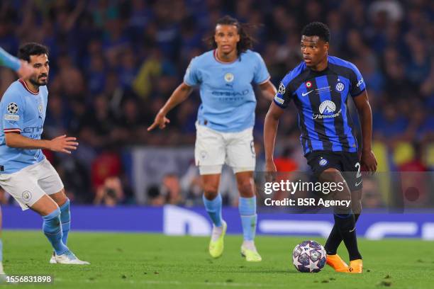 Bernardo Silva of Manchester City, Denzel Dumfries of FC Internazionale Milano during the UEFA Champions League Final match between Manchester City...