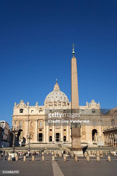 st peter's cathedral, st peter's sqaure, rome - st peter's square stock pictures, royalty-free photos & images
