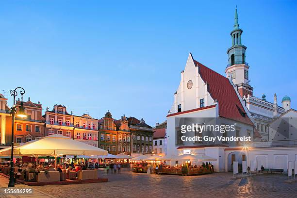 outside dining, old market square, poznan, poland - old town poznan photos et images de collection