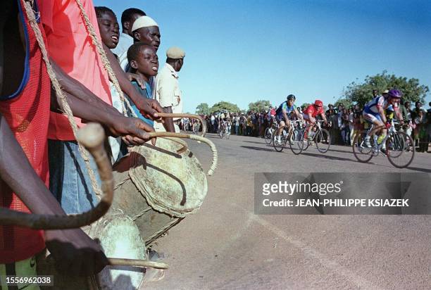 Des spectateurs jouent du tam-tam à l'arrivée, le 8 décembre 1999 à Zinaré, lors de la 6ème étape du 13ème tour cycliste du Burkina-Faso. Organisée...