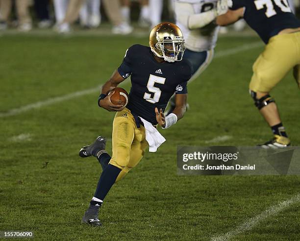 Everett Golson of the Notre Dame Fighting Irish runs against the Pittsburgh Panthers at Notre Dame Stadium on November 3, 2012 in South Bend,...