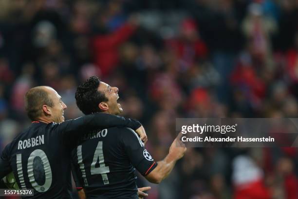 Claudio Pizarro of Muenchen celebrates scoring the 4th team goal with his team mate Arjen Robben during the UEFA Champions League group F match...