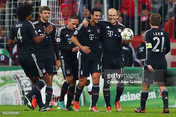 Claudio Pizarro of Muenchen celebrates his team's fifth goal with team mates Dante, Thomas Mueller, Franck Ribery, Arjen Robben and Philipp Lahm...
