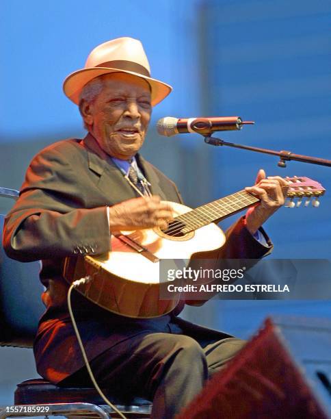 The cuban musician Fransico Repilado "Compay Segundo", offers a free concert on the esplanade of the Revolution Monument in Mexico City, 02 June...