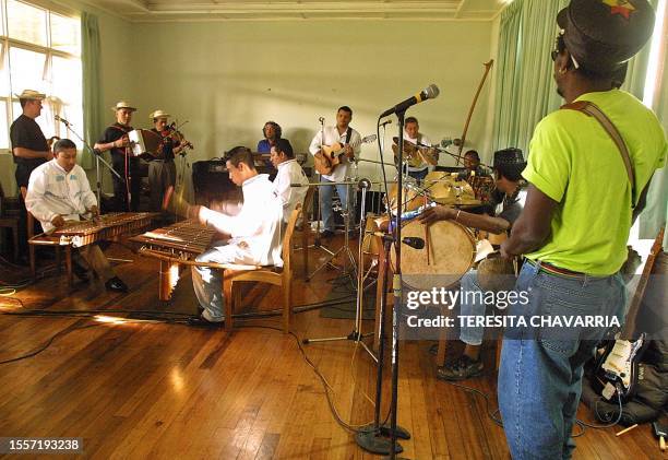 Central American musicians are seen rehearsing in San Jose, Costa Rica 19 February 2002. ACOMPANA NOTA: "CENTROAMERICA DERRIBA FRONTERAS Y CONSTRUYE...