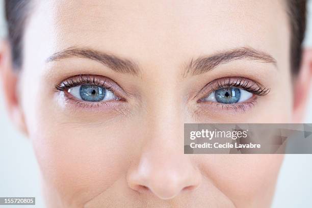 beauty close-up of woman's eyes - olhos azuis imagens e fotografias de stock