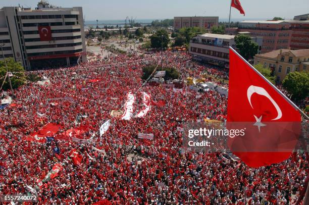 Ens of thousands of Turks rally 20 May 2007 in the northern city of Samsun, in the latest of a series of weekly pro-secular demonstrations against...