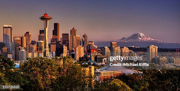 seattle, space needle and mt. rainier - seattle needle stock pictures, royalty-free photos & images