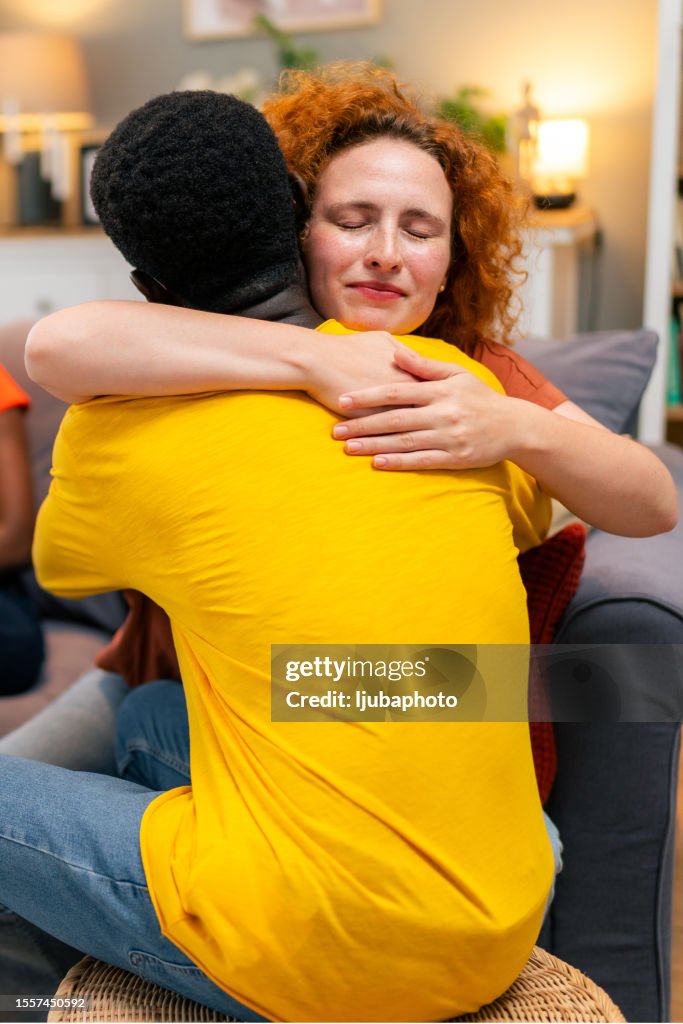 Psicólogo abraçando paciente em grupo de apoio