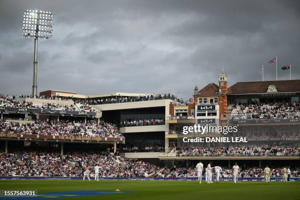 The floodlights are on as Australia begin their first Innings on the opening day of the fifth Ashes cricket Test match between England and Australia...