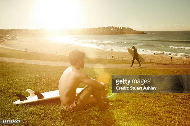 male surfer in bondi, australia - bondi beach stockfoto's en -beelden