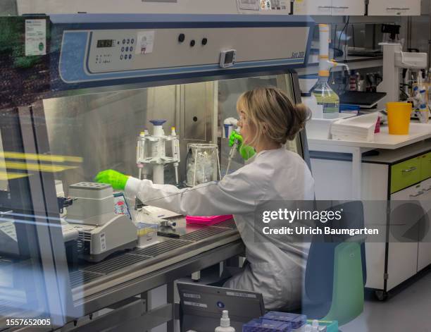 Scientists at work during a visit by Bettina Stark-Watzinger , Federal Minister for Education and Research, at the biotechnology company BioNTech SE...