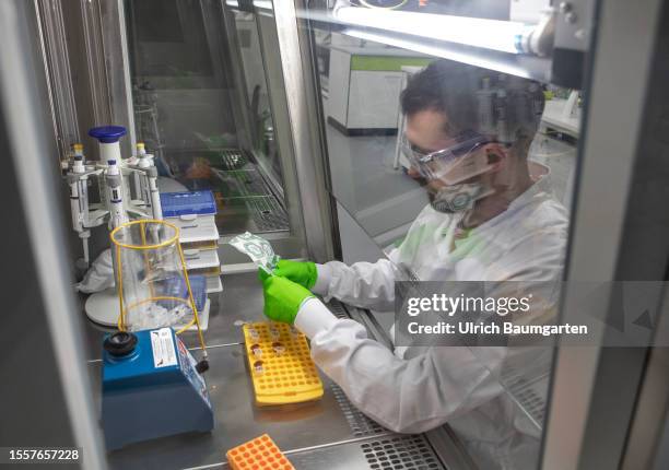 Scientists at work during a visit by Bettina Stark-Watzinger , Federal Minister for Education and Research, at the biotechnology company BioNTech SE...