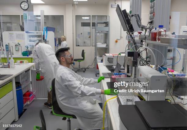 Scientists at work during a visit by Bettina Stark-Watzinger , Federal Minister for Education and Research, at the biotechnology company BioNTech SE...