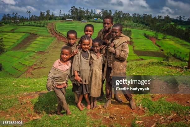 gruppe der afrikanischen kindern, osten und afrika - äthiopien and landschaft stock-fotos und bilder