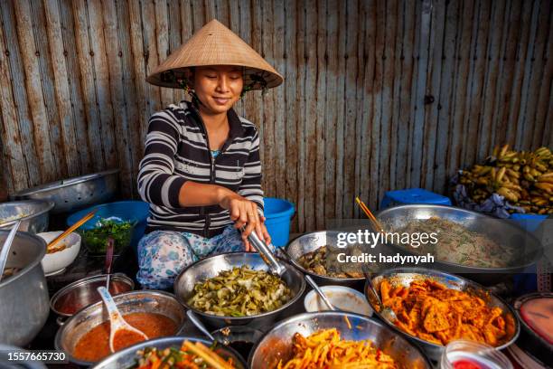 vietnamese food vendor on local market - vietnam and street food stock pictures, royalty-free photos & images