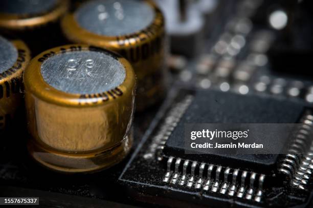 close up on tech hardware, motherboard circuit board - radiacion electro magnetica fotografías e imágenes de stock