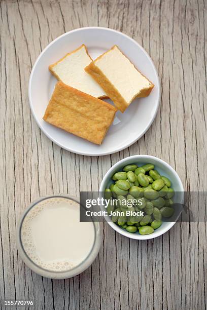 soy milk, beans and tofu - sojamilch stock-fotos und bilder