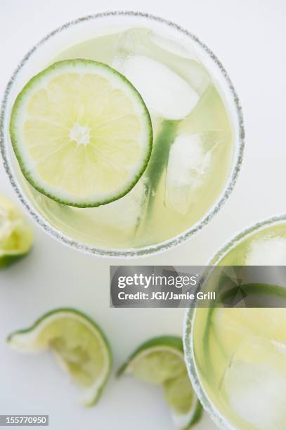 limes in margaritas - margarita drink stock-fotos und bilder