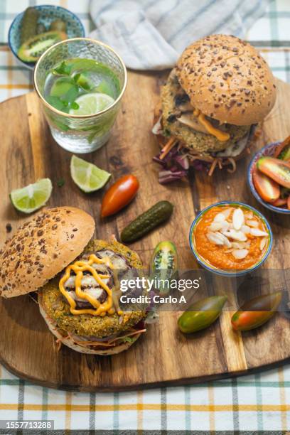vegetarian burgerr still life - brotzeitbrett stock-fotos und bilder