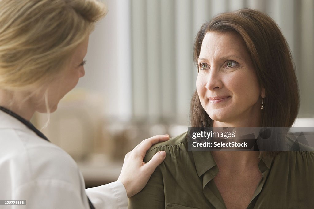 Weiblich Arzt mit Patienten reden