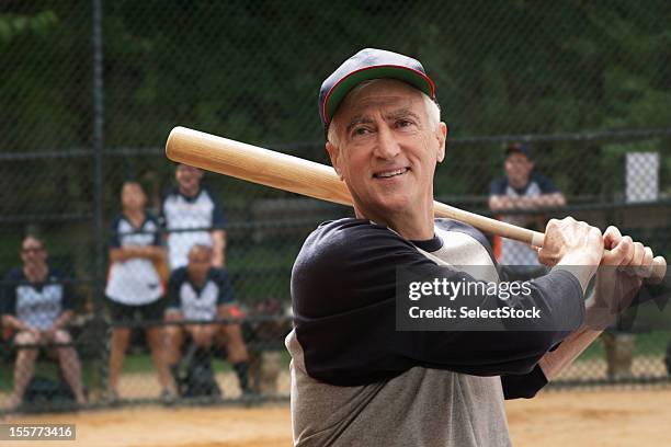 uomo anziano fiore pipistrello - battere la palla foto e immagini stock