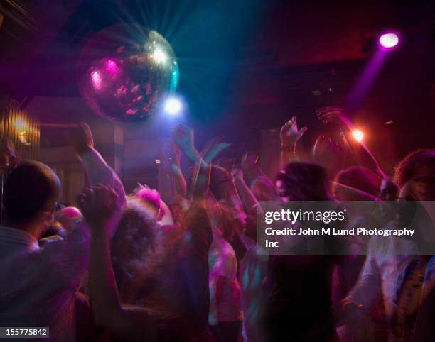 hispanic people dancing in nightclub - 俱樂部 個照片及圖片檔