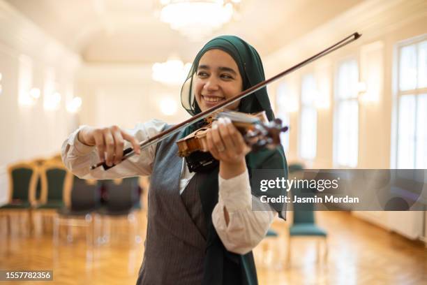 muslim female violin practice in school - musical instrument foto e immagini stock