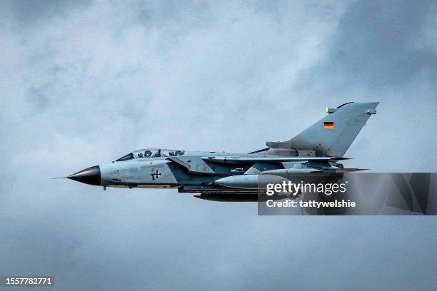 panavia tornado kampfflugzeug - aerospace engineering stock-fotos und bilder