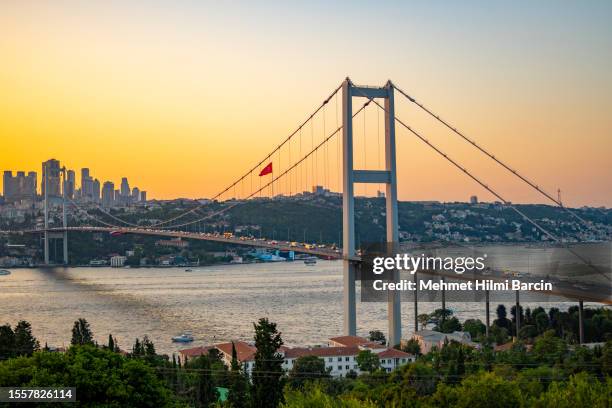 istanbul bosporus-brücke, bosporus-brücke bei sonnenuntergang - istanbul stock-fotos und bilder