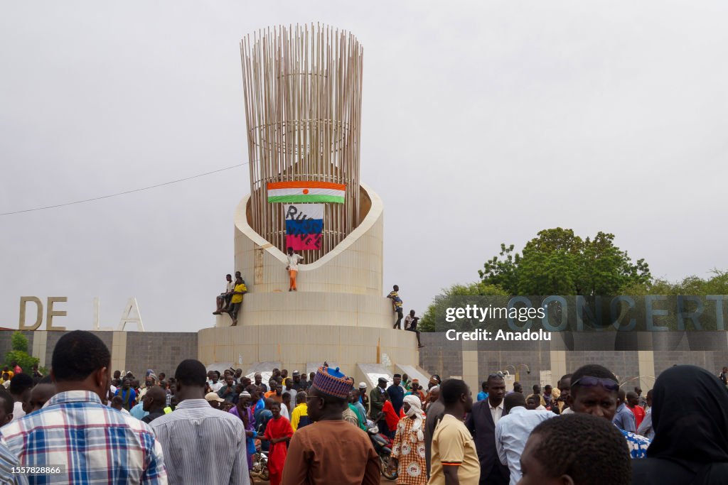 Coup supporters take to the streets in Niger