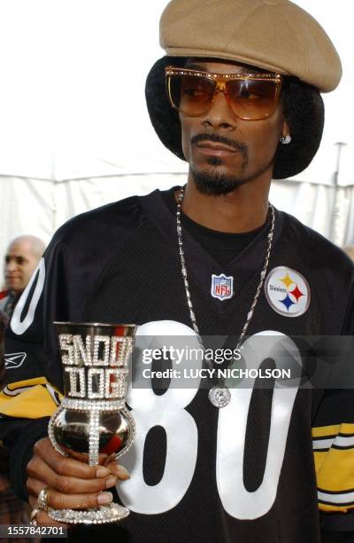 Rapper Snoop Dogg holds a jeweled chalice as he arrives for the 29th Annual American Music Awards 09 January 2001 in Los Angeles. AFP Photo/ Lucy...