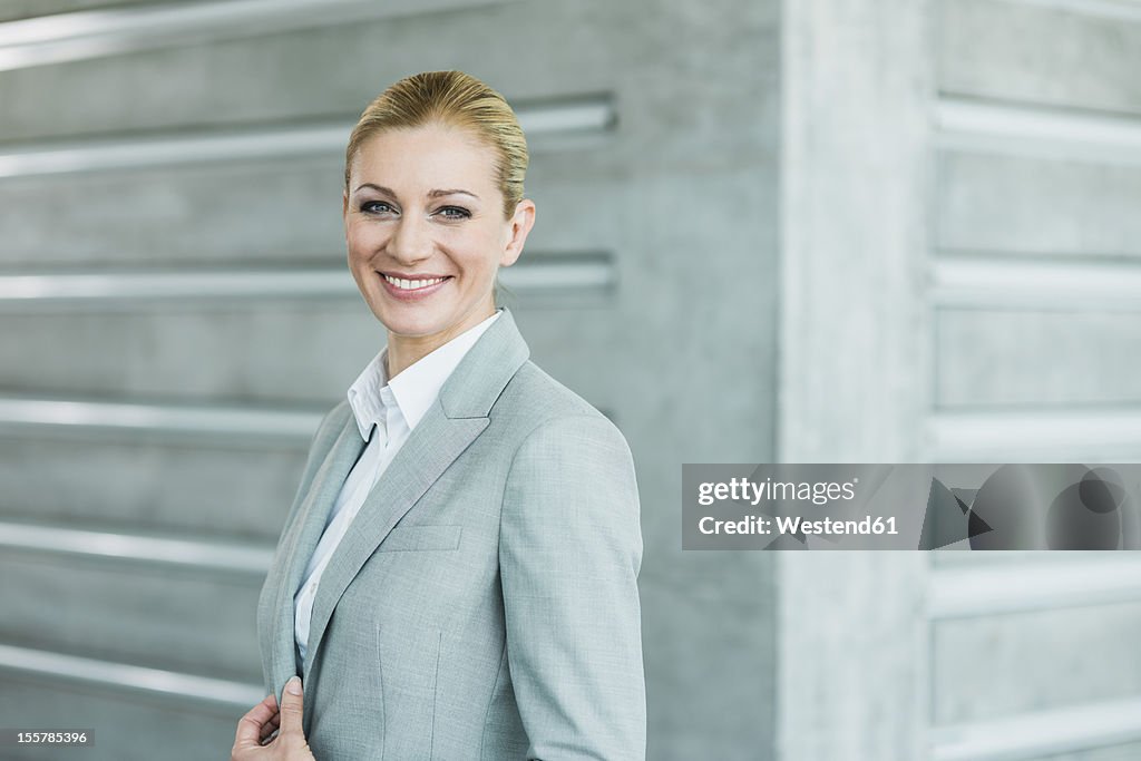 Germany, Stuttgart, Businesswoman smiling, portrait