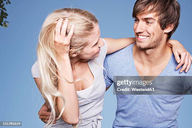 germany, cologne, young couple embracing, smiling - hand in den haaren stock-fotos und bilder