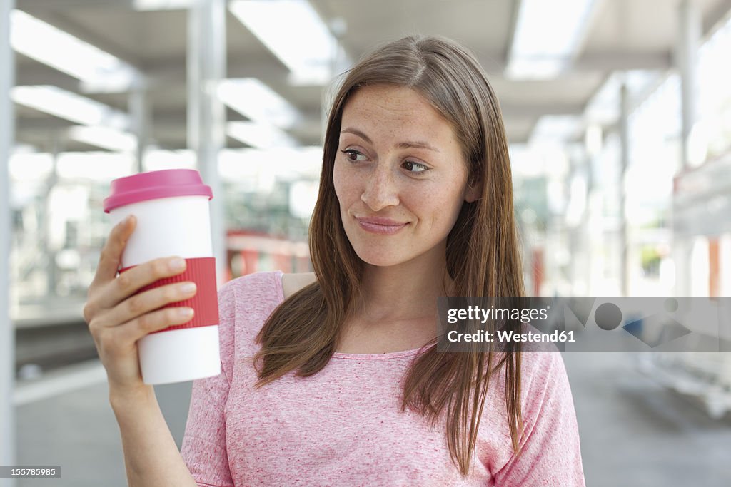 Germany, North-Rhine-westphalia, Duesseldorf, Young woman holding coffee cup