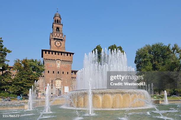 italy, milan, view of sforza castle and fountain with blue sky - castello sforzesco - fotografias e filmes do acervo