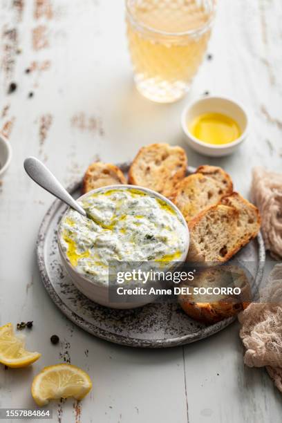 tzatziki cucumber and fresh dill creamy dip sauce with bread - tzatziki stock-fotos und bilder