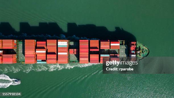 ship transporting containers - bulk carrier stock pictures, royalty-free photos & images