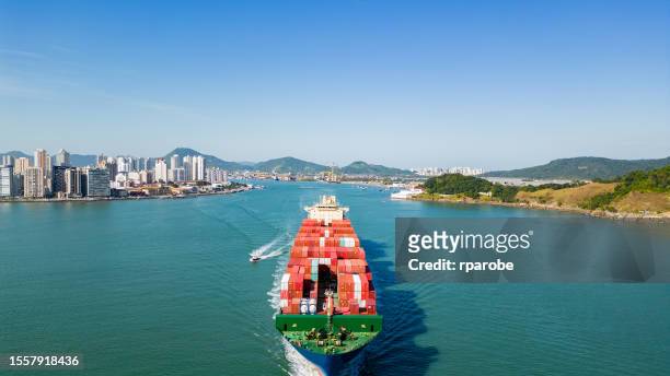 schiff mit containern, die den hafen verlassen - brazil ocean stock-fotos und bilder