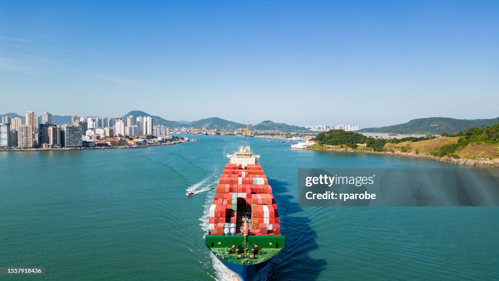 Barco con contenedores que salen del puerto