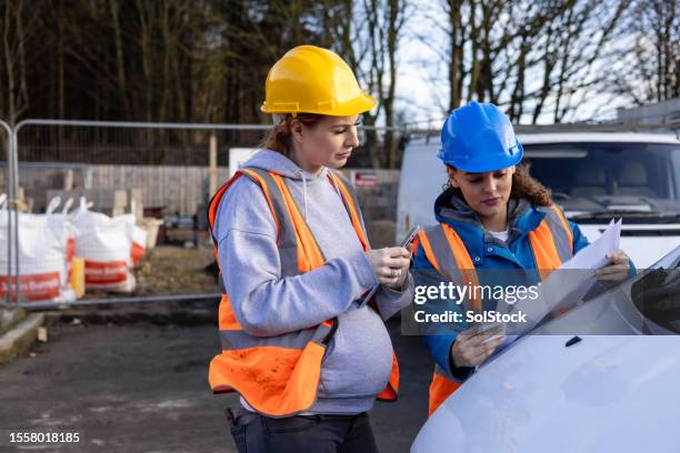 parler des prochaines étapes du développement de l’intrigue - renversement des rôles photos et images de collection