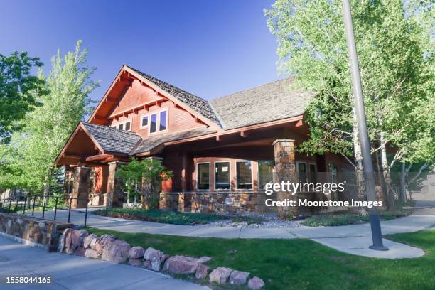 wyoming game & fish department on north cache street in jackson at jackson hole of teton county, wyoming - jackson hole mountain resort stockfoto's en -beelden