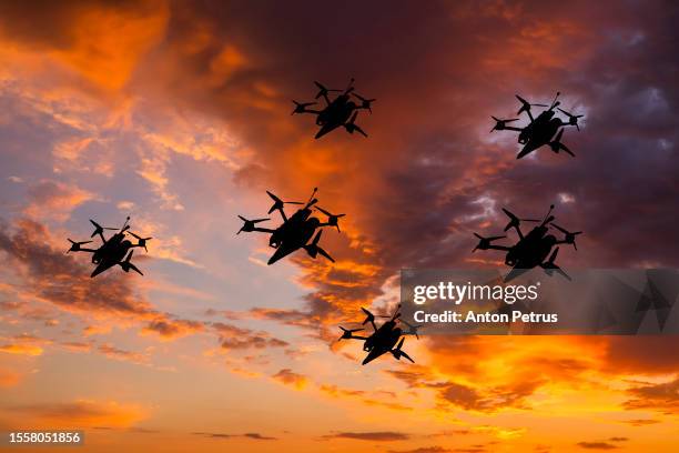 fpv kamikaze drones at sky. drones at war - radiografisch bestuurd vliegtuig stockfoto's en -beelden