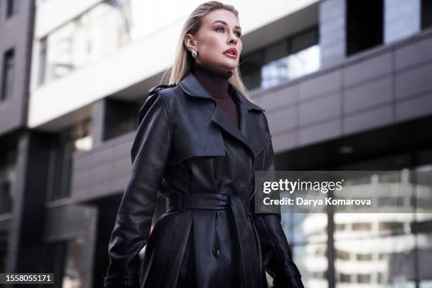 beautiful young woman in the city. black leather jacket on the woman, city lifestyle with copy space. - col roulé photos et images de collection