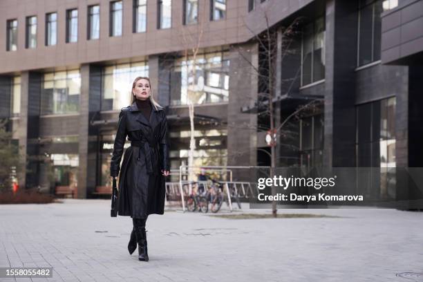 beautiful young woman in the city. black leather jacket on the woman, city lifestyle with copy space. - vestido preto imagens e fotografias de stock