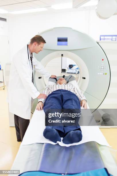 patient auf einem computer tomography untersuchung - cat scan machine stock-fotos und bilder