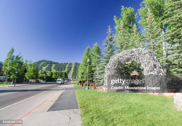 elk antler arch for the rustic inn creekside resort & spa on north cache street at jackson hole in teton county, wyoming - jackson hole mountain resort stockfoto's en -beelden