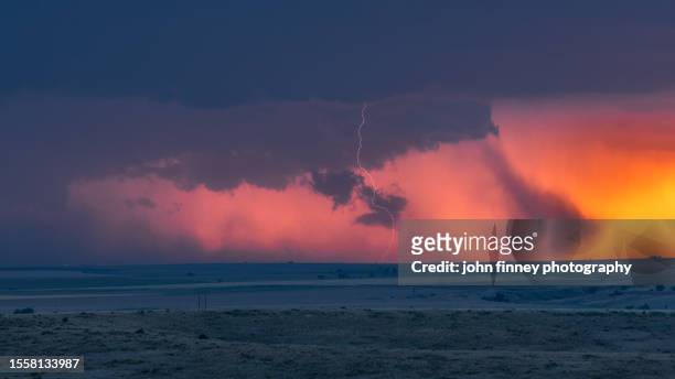red thunderstorm. texas - country texas lightning - fotografias e filmes do acervo