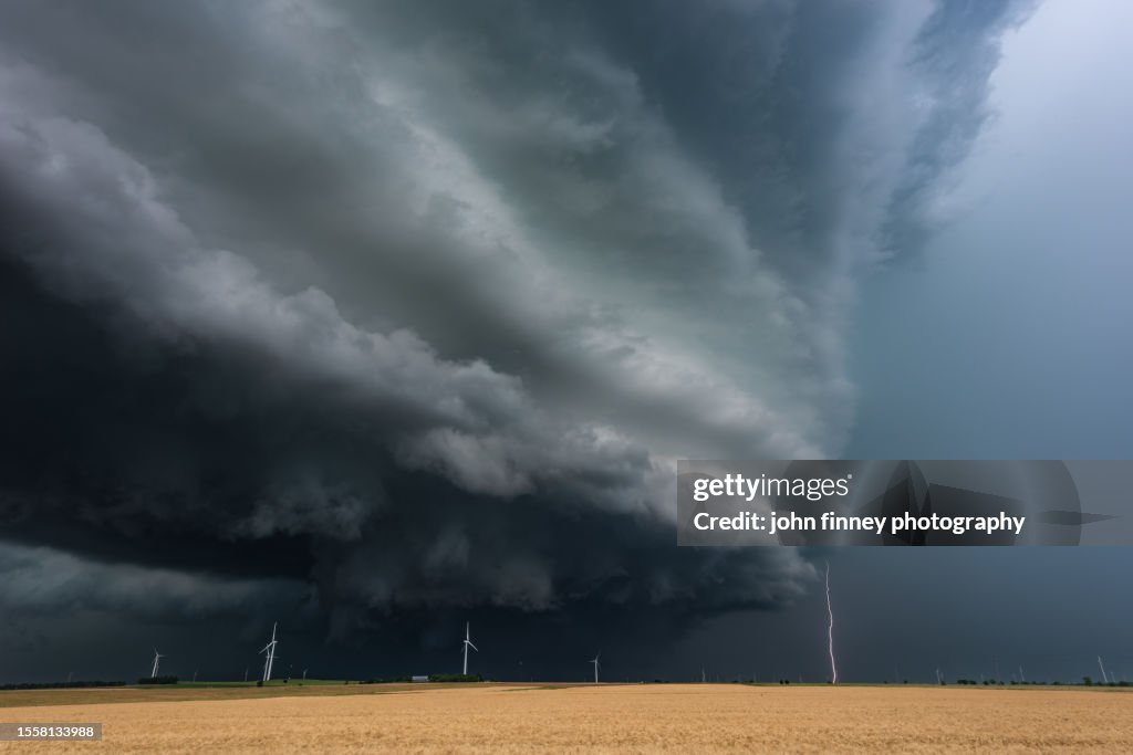 Shear winds on a powerful supercell thunderstorm. Kansas, USA